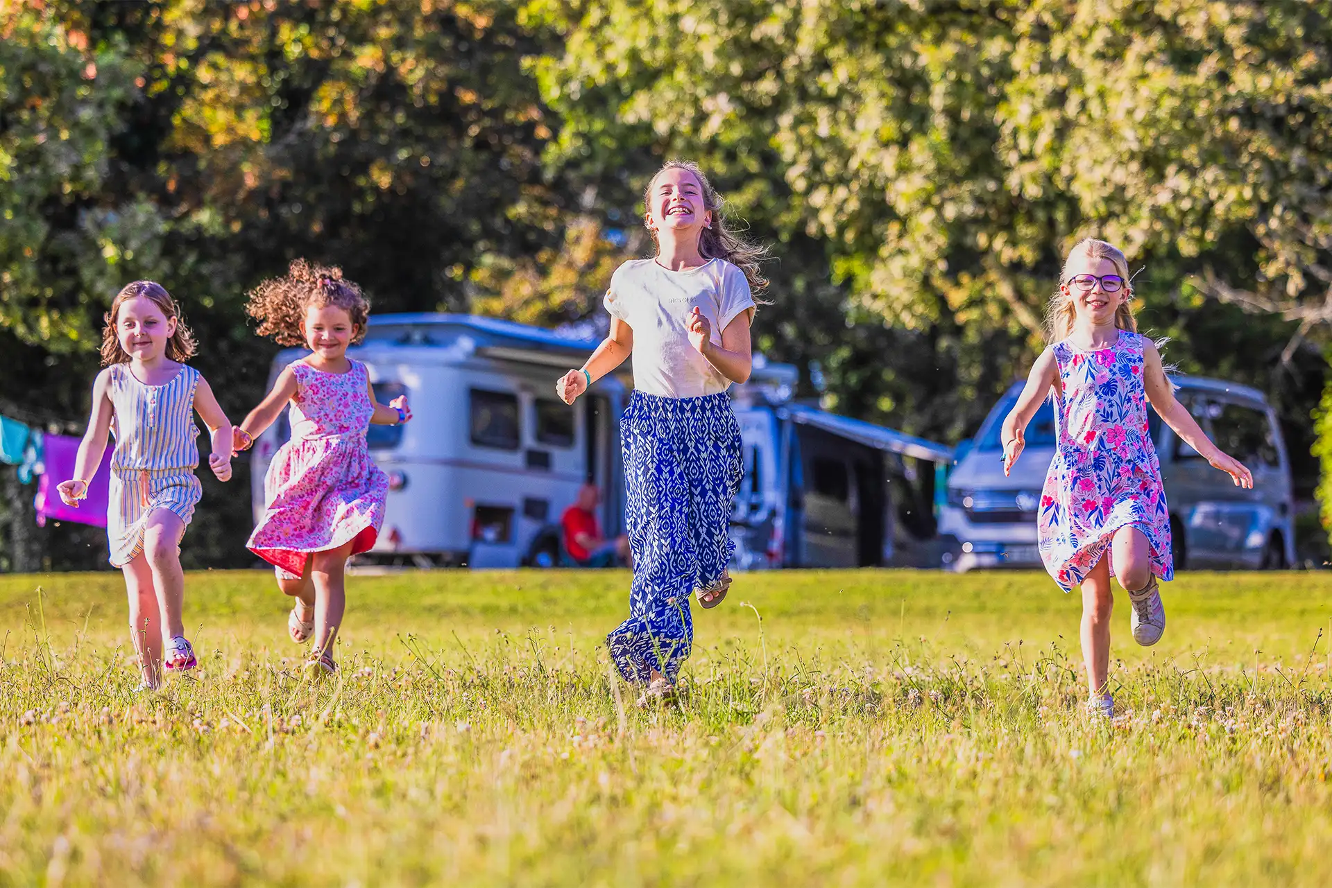 enfant camping les hirondelles dans le lot