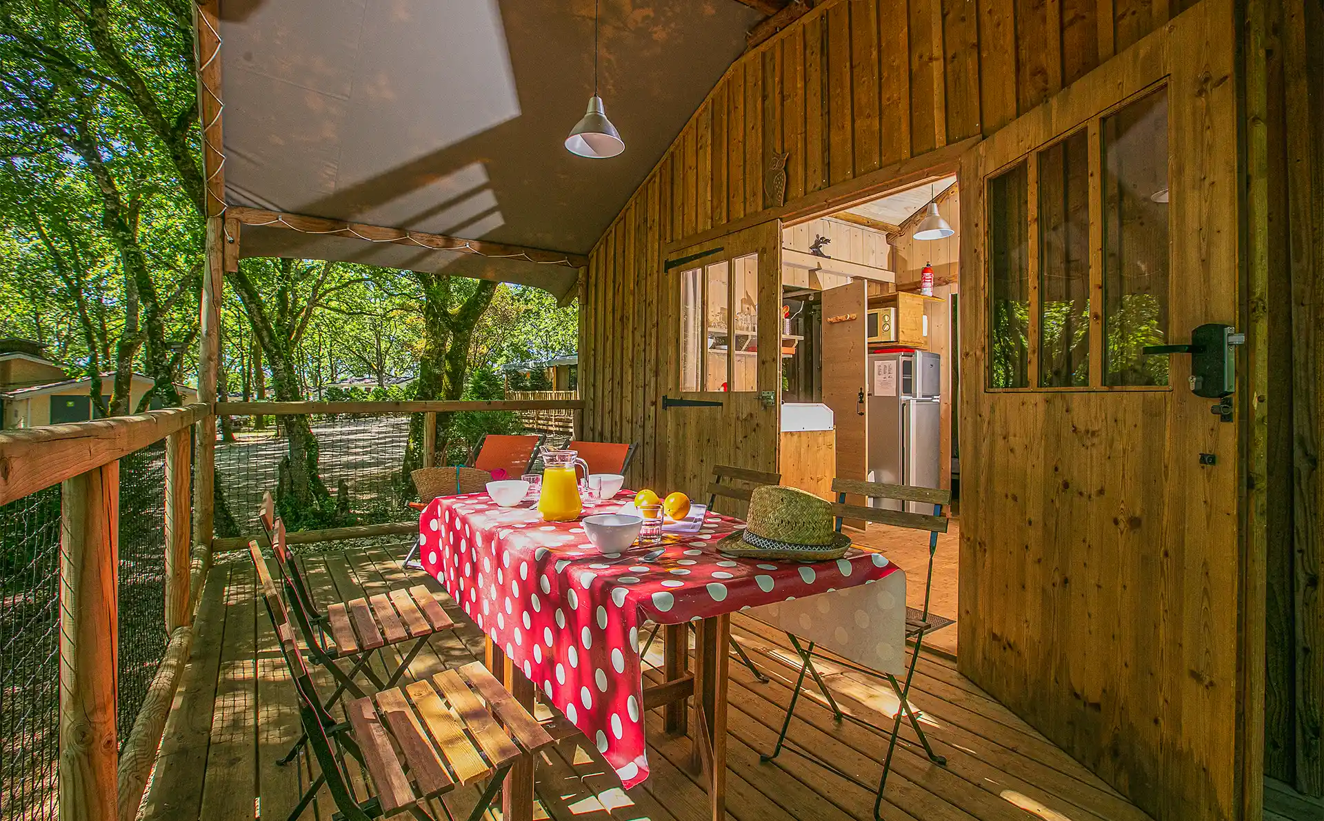 cabane camping les hirondelles dans le lot